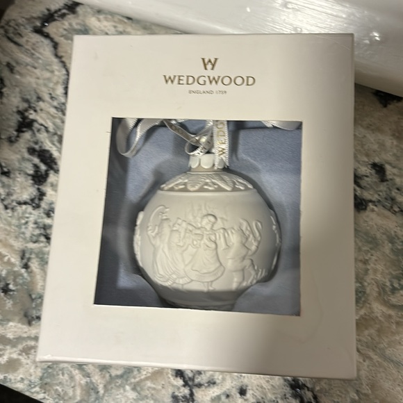 Wedgewood Merry Christmas & Happy New Year Ornament With Box - Picture 8 of 10